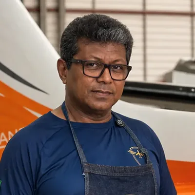 Retrato do Zezinho no hangar, de avental