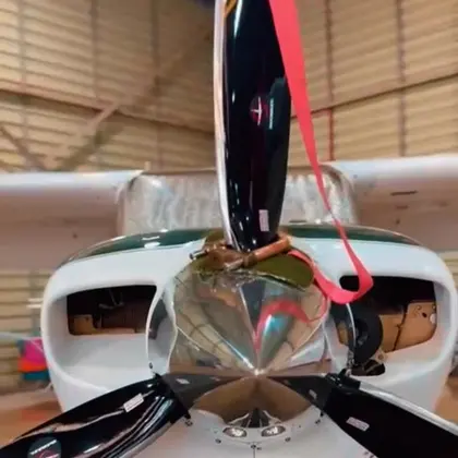 Quando essa aeronave chegou até mim… ela já tinha história. Mas o tempo… o tempo cobra. Cada detalhe apagado,...