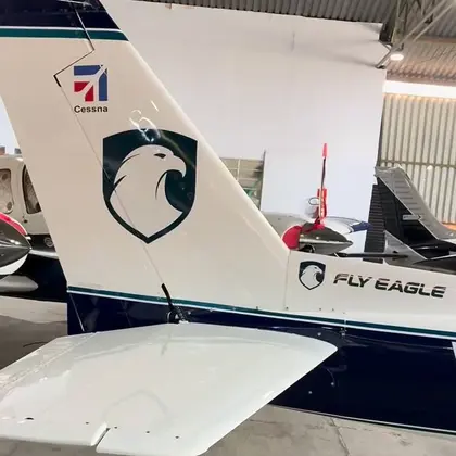 Muita gente vê um comandante pilotando uma grande aeronave e imagina que ele já começou lá em cima. Mas a...